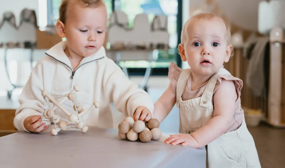 Twee kinderen spelen aan tafel