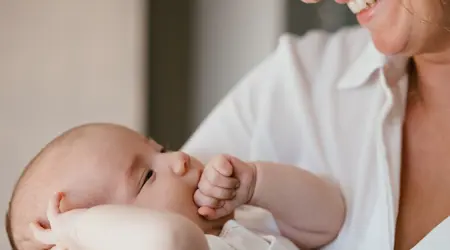 Vrouw kijkt lachend naar baby