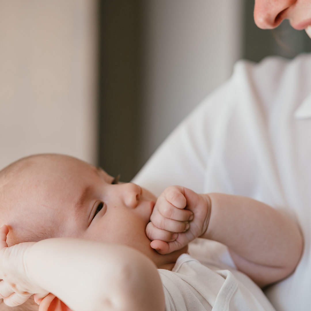 Vrouw kijkt lachend naar baby