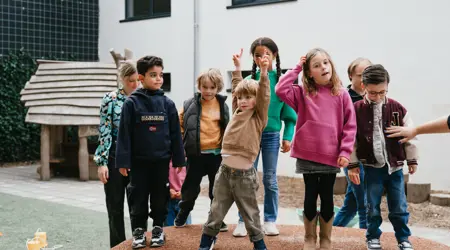 Groep kinderen speelt buiten