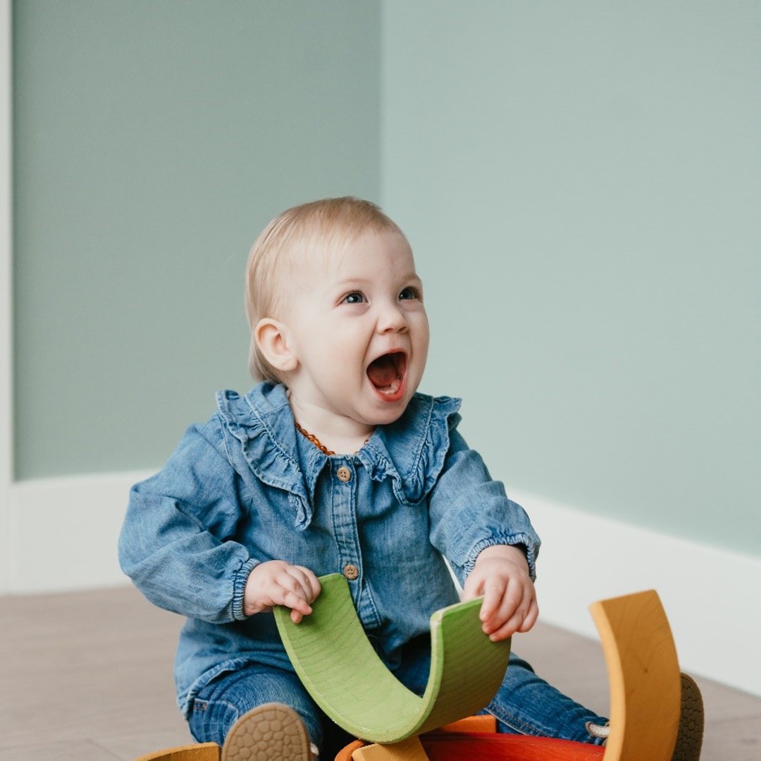 Dreumes speelt met speelgoed op kinderopvang