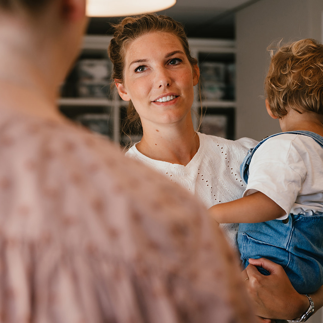 Pedagogisch Medewerker houdt dreumes vast