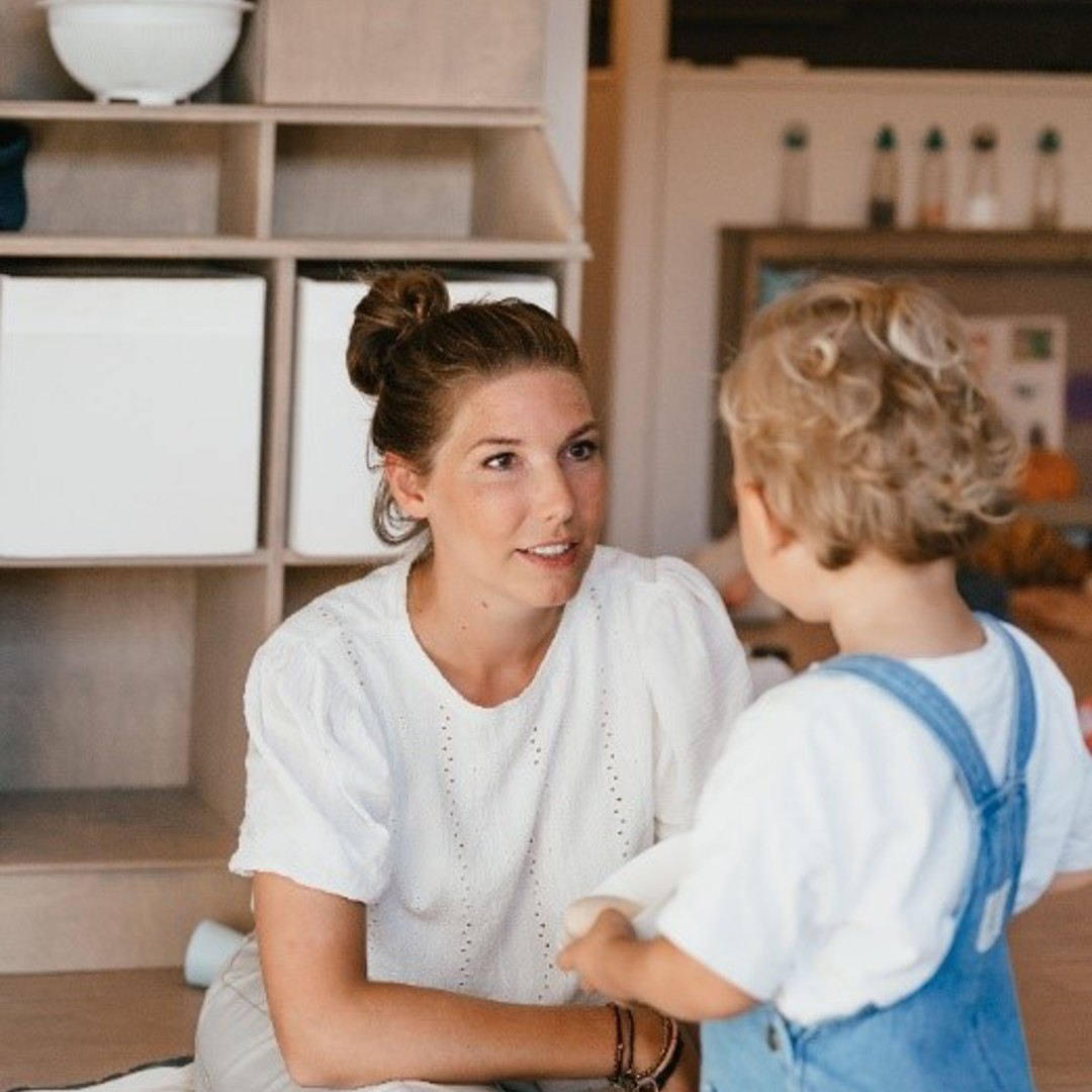 Vrouw praat met peuter