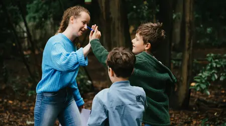 Pedagogisch Medewerker geeft jongen een high-five