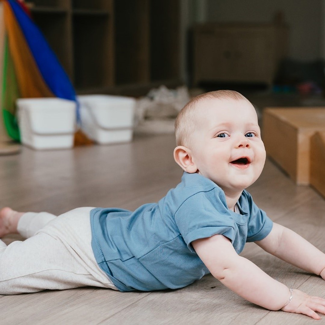 Baby tijgert op de grond op kinderopvang