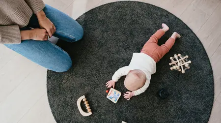 Baby speelt met speelgoed op de grond