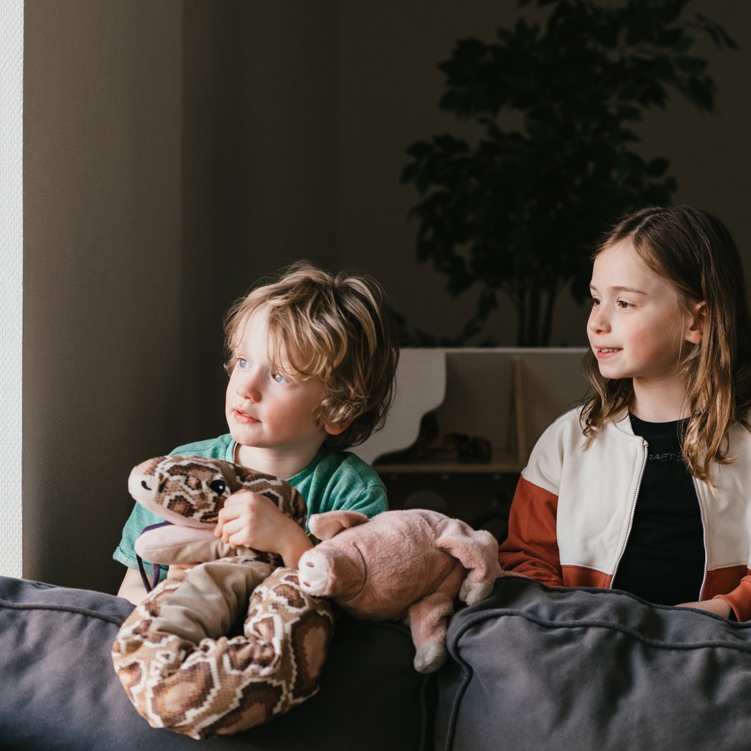 Compananny Kinderen Lachen met Knuffels Kinderopvang voor Opvoedcast