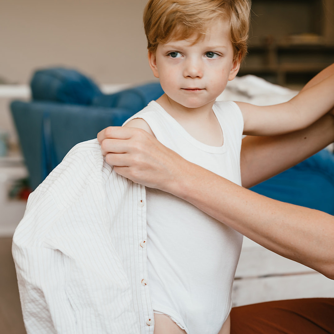 Pedagogisch Medewerker kleedt peuter aan