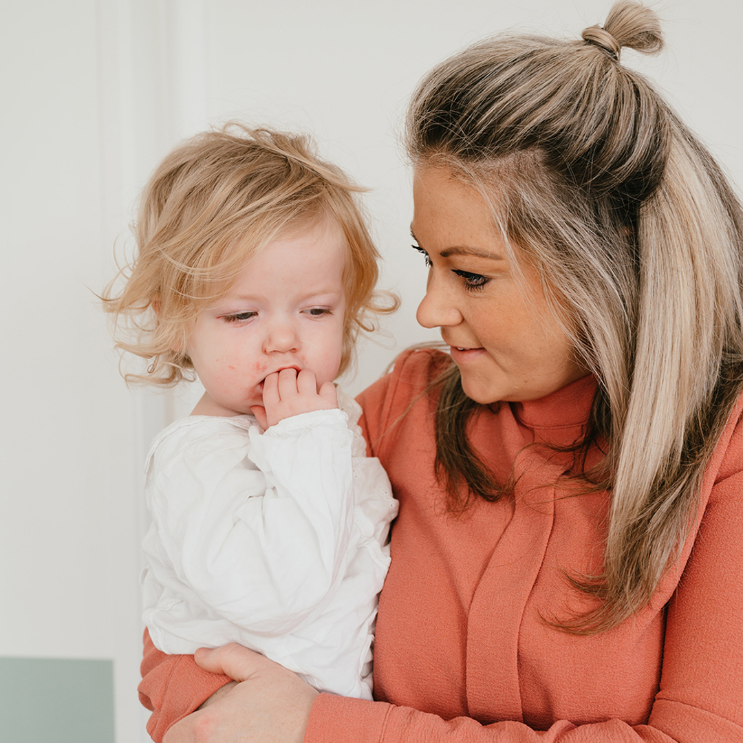 Moeder met ziek kind op kinderopvang