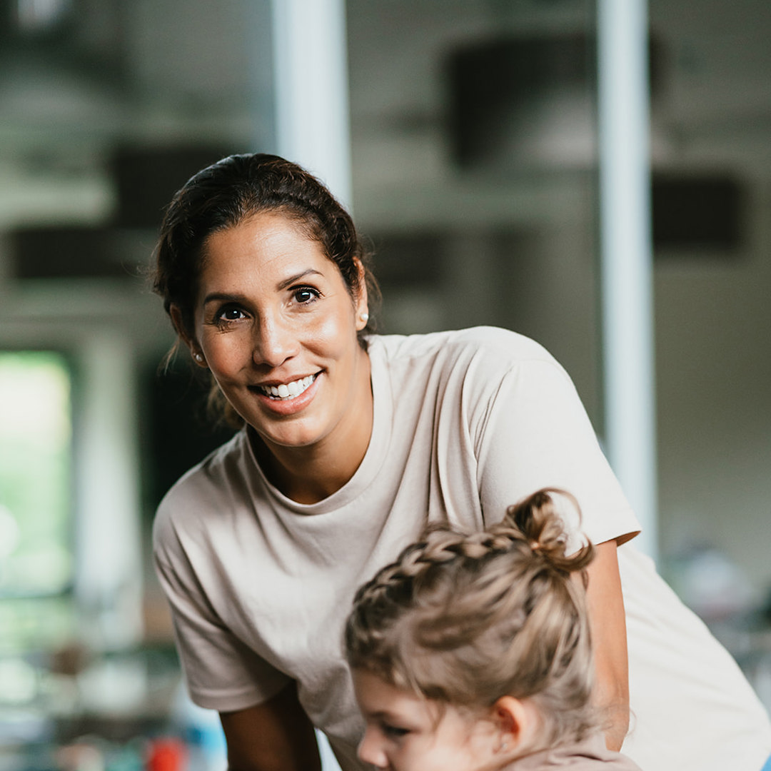 Pedagogisch Medewerker en kind op kinderopvang