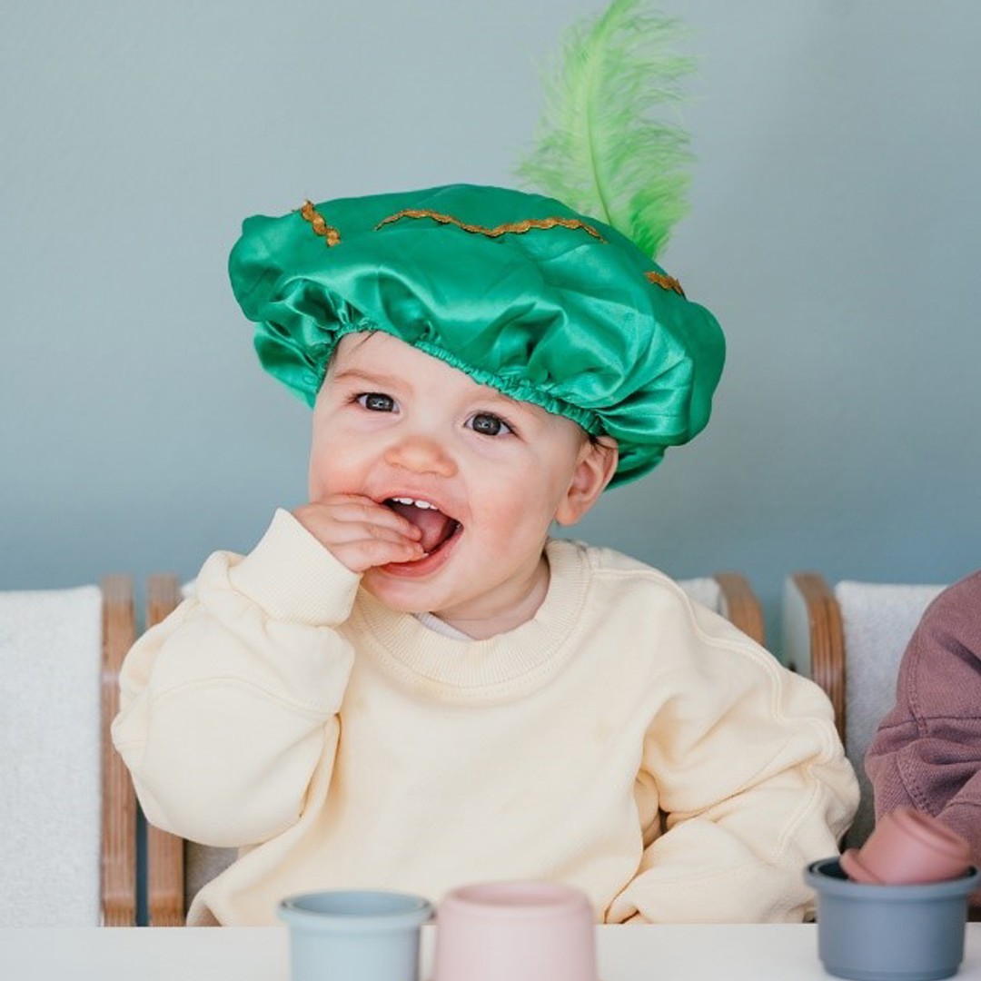 peuter doet hand in mond tijdens sinterklaas