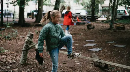 Meisje loopt over koord in tuin