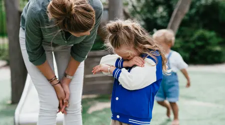 Pedagogisch Medewerker troost huilend meisje