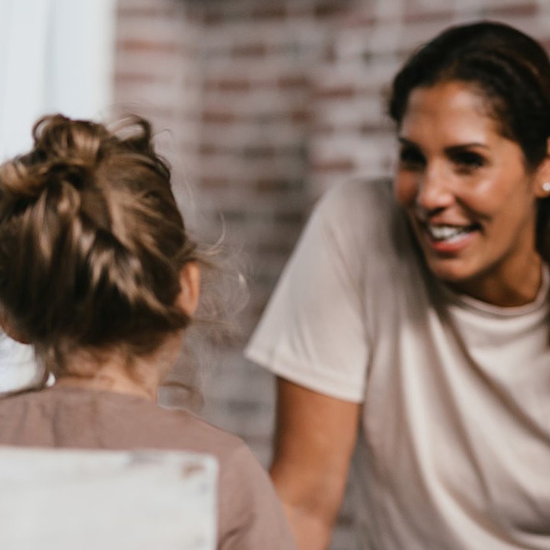 Vrouw lacht naar meisje