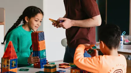 Kinderen spelen met speelgoed aan tafel