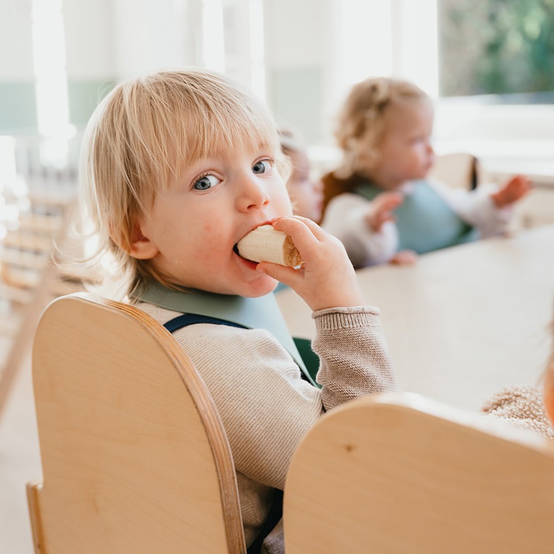 Peuter eet fruit op kinderopvang bij CompaNanny